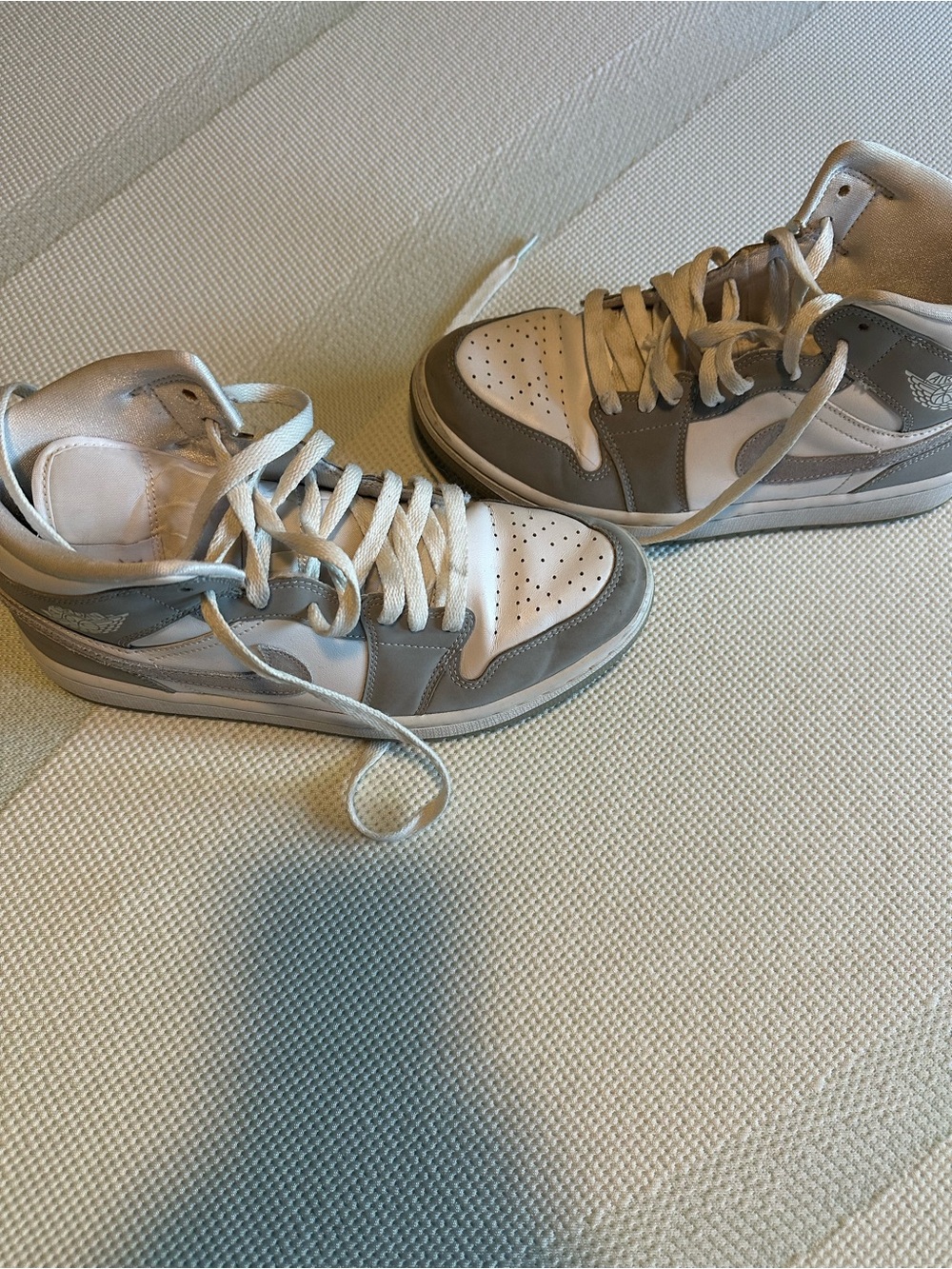 Women's Nike Low-Top Sneakers in White and Gray